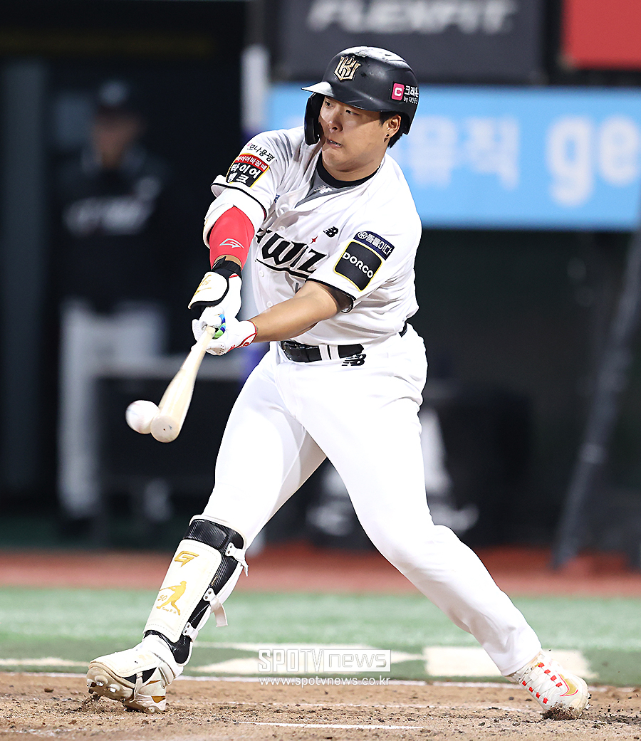 ▲ 장타와 콘택트의 상충되는 요소를 모두 잡아가고 있는 강백호를 FA 자격을 앞두고 가치가 치솟고 있다 ⓒ곽혜미 기자