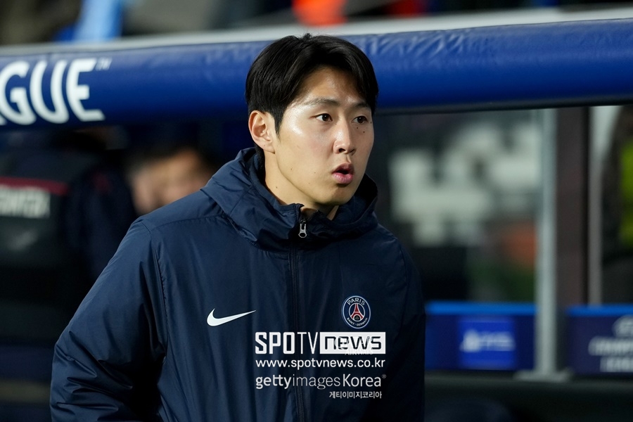 ▲ 파리 생제르맹은 독일 도르트문트 지그날 이두나 파크에서 열린 2023-24 UEFA 챔피언스리그 준결승 1차전 보루시아 도르트문트와 경기에서 니클라스 퓔크루크에게 결승골을 허용하는 바람에 0-1로 졌다. 이강인은 교체 명단에 이름을 올렸지만 출전하지 않았다. 1차전 패배로 벼랑 끝에 내몰린 파리 생제르맹은 2차전 홈경기에서 최소 1골차 이상으로 이겨야 한다. 이강인이 뛰지 않았을 때 패했던 만큼 2차전에서는 출전을 놓고 고심 중이라는 소식이다.