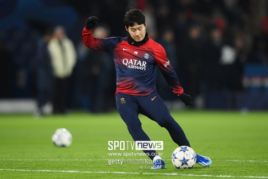 ▲ 파리 생제르맹은 독일 도르트문트 지그날 이두나 파크에서 열린 2023-24 UEFA 챔피언스리그 준결승 1차전 보루시아 도르트문트와 경기에서 니클라스 퓔크루크에게 결승골을 허용하는 바람에 0-1로 졌다. 이강인은 교체 명단에 이름을 올렸지만 출전하지 않았다. 1차전 패배로 벼랑 끝에 내몰린 파리 생제르맹은 2차전 홈경기에서 최소 1골차 이상으로 이겨야 한다. 이강인이 뛰지 않았을 때 패했던 만큼 2차전에서는 출전을 놓고 고심 중이라는 소식이다.