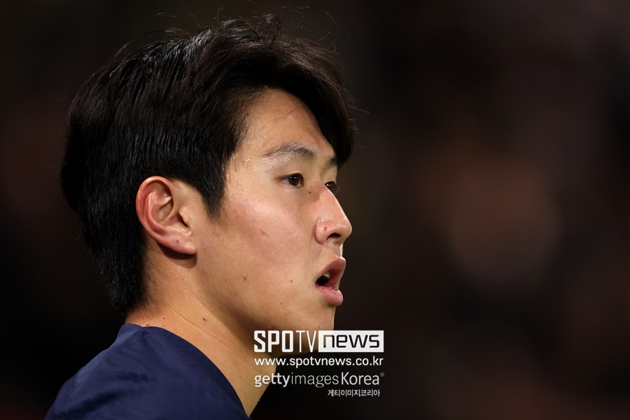 ▲ 파리 생제르맹은 독일 도르트문트 지그날 이두나 파크에서 열린 2023-24 UEFA 챔피언스리그 준결승 1차전 보루시아 도르트문트와 경기에서 니클라스 퓔크루크에게 결승골을 허용하는 바람에 0-1로 졌다. 이강인은 교체 명단에 이름을 올렸지만 출전하지 않았다. 1차전 패배로 벼랑 끝에 내몰린 파리 생제르맹은 2차전 홈경기에서 최소 1골차 이상으로 이겨야 한다. 이강인이 뛰지 않았을 때 패했던 만큼 2차전에서는 출전을 놓고 고심 중이라는 소식이다.