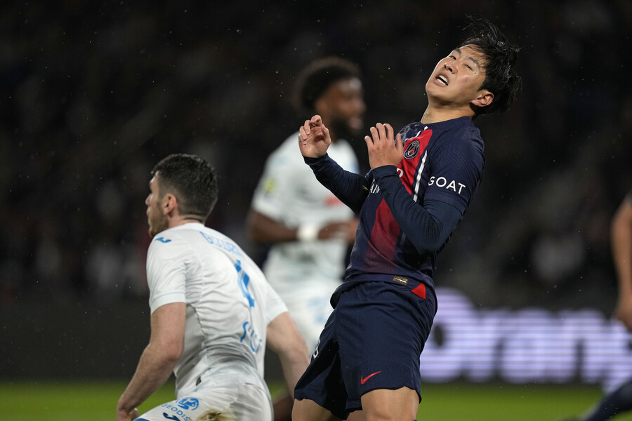 ▲ 파리 생제르맹은 독일 도르트문트 지그날 이두나 파크에서 열린 2023-24 UEFA 챔피언스리그 준결승 1차전 보루시아 도르트문트와 경기에서 니클라스 퓔크루크에게 결승골을 허용하는 바람에 0-1로 졌다. 이강인은 교체 명단에 이름을 올렸지만 출전하지 않았다. 1차전 패배로 벼랑 끝에 내몰린 파리 생제르맹은 2차전 홈경기에서 최소 1골차 이상으로 이겨야 한다. 이강인이 뛰지 않았을 때 패했던 만큼 2차전에서는 출전을 놓고 고심 중이라는 소식이다. ⓒ연합뉴스