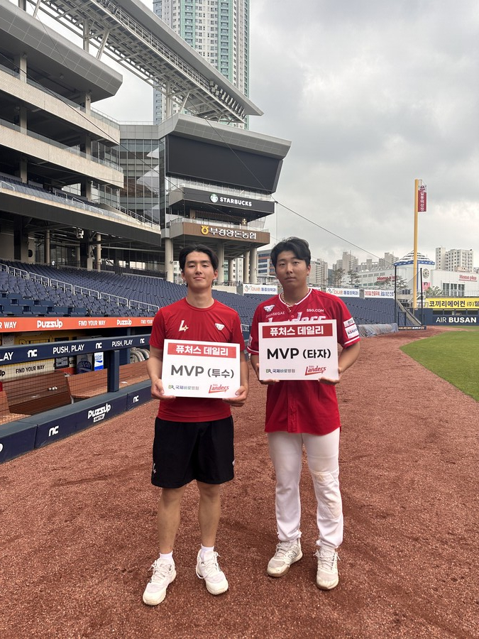 ▲ 경기 수훈 선수로 선정된 이승훈(왼쪽)과 김성민 ⓒSSG랜더스