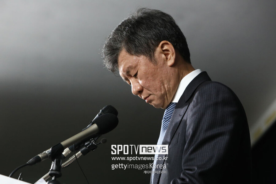 ▲ 4년 동안 쌓아 올렸고 월드컵에서 꽃 피웠던 모든 게 무너졌다. 위르겐 클린스만 감독 선임부터 아시안컵 졸전 실패, 올림픽 본선 진출 실패 대참사까지 이어지자 정몽규 회장을 향한 사티 압박이 거세다. 한국축구지도자협회에서 "낙후된 축구 저변은 돌보지 않고 오로지 대표팀 성적에만 몰두하는 현 집행부의 졸속 행정으로 한국 축구가 퇴보하고 있다. 정몽규 회장이 모든 사태 책임을 지고 즉각 물러나야 한다. 우연한 결과가 아닌 예고된 참사였다. 오래전부터 주먹구구식 감독 선임에 대한 경고를 쏟아냈지만, 정몽규 회장 및 집행부는 이런 우려를 묵살했다. 무사안일했던 결과는 우려했던 대로 한국 축구 역사상 유례없는 대참사가 됐다"라고 성명서를 냈다. 한 유튜브 채널에선 축구협회에서 일했던 직원의 폭로도 있었다. 현재에는 사라진 대한축구협회 기획실에서 일했던 최호영 씨는 "정몽준 회장이 협회를 이끌었을 땐 지금과 많이 달랐다. 지금 협회는 리더십 문제다. 과거엔 경험 많은 인물들이 조직을 이끌고 위기 상황을 대처했지만 지금은 신입 직원이 팀장이 되고, 경험 많은 직급에 있던 사람들이 팀원이 됐다. 좀 이상하게 바뀐 것 같다"라고 말했다