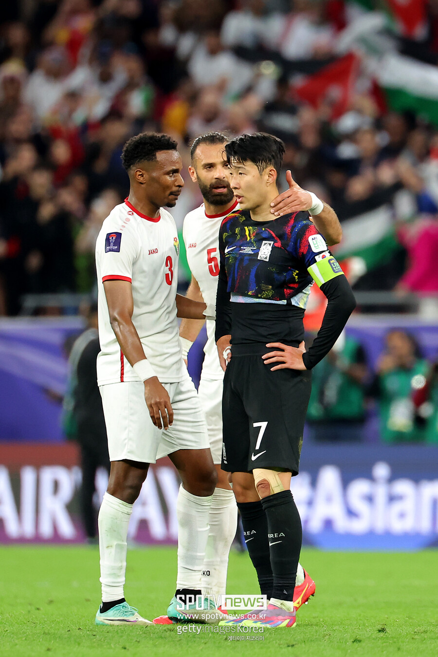 ▲ 4년 동안 쌓아 올렸고 월드컵에서 꽃 피웠던 모든 게 무너졌다. 위르겐 클린스만 감독 선임부터 아시안컵 졸전 실패, 올림픽 본선 진출 실패 대참사까지 이어지자 정몽규 회장을 향한 사티 압박이 거세다. 한국축구지도자협회에서 "낙후된 축구 저변은 돌보지 않고 오로지 대표팀 성적에만 몰두하는 현 집행부의 졸속 행정으로 한국 축구가 퇴보하고 있다. 정몽규 회장이 모든 사태 책임을 지고 즉각 물러나야 한다. 우연한 결과가 아닌 예고된 참사였다. 오래전부터 주먹구구식 감독 선임에 대한 경고를 쏟아냈지만, 정몽규 회장 및 집행부는 이런 우려를 묵살했다. 무사안일했던 결과는 우려했던 대로 한국 축구 역사상 유례없는 대참사가 됐다"라고 성명서를 냈다. 한 유튜브 채널에선 축구협회에서 일했던 직원의 폭로도 있었다. 현재에는 사라진 대한축구협회 기획실에서 일했던 최호영 씨는 "정몽준 회장이 협회를 이끌었을 땐 지금과 많이 달랐다. 지금 협회는 리더십 문제다. 과거엔 경험 많은 인물들이 조직을 이끌고 위기 상황을 대처했지만 지금은 신입 직원이 팀장이 되고, 경험 많은 직급에 있던 사람들이 팀원이 됐다. 좀 이상하게 바뀐 것 같다"라고 말했다