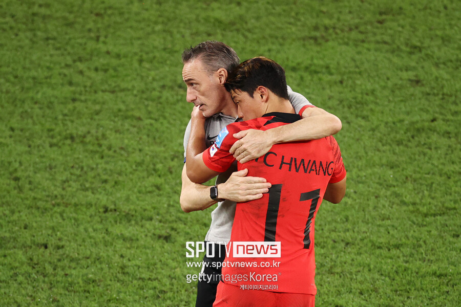 ▲ 4년 동안 쌓아 올렸고 월드컵에서 꽃 피웠던 모든 게 무너졌다. 위르겐 클린스만 감독 선임부터 아시안컵 졸전 실패, 올림픽 본선 진출 실패 대참사까지 이어지자 정몽규 회장을 향한 사티 압박이 거세다. 한국축구지도자협회에서 "낙후된 축구 저변은 돌보지 않고 오로지 대표팀 성적에만 몰두하는 현 집행부의 졸속 행정으로 한국 축구가 퇴보하고 있다. 정몽규 회장이 모든 사태 책임을 지고 즉각 물러나야 한다. 우연한 결과가 아닌 예고된 참사였다. 오래전부터 주먹구구식 감독 선임에 대한 경고를 쏟아냈지만, 정몽규 회장 및 집행부는 이런 우려를 묵살했다. 무사안일했던 결과는 우려했던 대로 한국 축구 역사상 유례없는 대참사가 됐다"라고 성명서를 냈다. 한 유튜브 채널에선 축구협회에서 일했던 직원의 폭로도 있었다. 현재에는 사라진 대한축구협회 기획실에서 일했던 최호영 씨는 "정몽준 회장이 협회를 이끌었을 땐 지금과 많이 달랐다. 지금 협회는 리더십 문제다. 과거엔 경험 많은 인물들이 조직을 이끌고 위기 상황을 대처했지만 지금은 신입 직원이 팀장이 되고, 경험 많은 직급에 있던 사람들이 팀원이 됐다. 좀 이상하게 바뀐 것 같다"라고 말했다