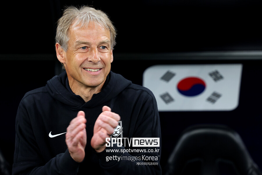 ​▲ 4년 동안 쌓아 올렸고 월드컵에서 꽃 피웠던 모든 게 무너졌다. 위르겐 클린스만 감독 선임부터 아시안컵 졸전 실패, 올림픽 본선 진출 실패 대참사까지 이어지자 정몽규 회장을 향한 사티 압박이 거세다. 한국축구지도자협회에서 "낙후된 축구 저변은 돌보지 않고 오로지 대표팀 성적에만 몰두하는 현 집행부의 졸속 행정으로 한국 축구가 퇴보하고 있다. 정몽규 회장이 모든 사태 책임을 지고 즉각 물러나야 한다. 우연한 결과가 아닌 예고된 참사였다. 오래전부터 주먹구구식 감독 선임에 대한 경고를 쏟아냈지만, 정몽규 회장 및 집행부는 이런 우려를 묵살했다. 무사안일했던 결과는 우려했던 대로 한국 축구 역사상 유례없는 대참사가 됐다"라고 성명서를 냈다. 한 유튜브 채널에선 축구협회에서 일했던 직원의 폭로도 있었다. 현재에는 사라진 대한축구협회 기획실에서 일했던 최호영 씨는 "정몽준 회장이 협회를 이끌었을 땐 지금과 많이 달랐다. 지금 협회는 리더십 문제다. 과거엔 경험 많은 인물들이 조직을 이끌고 위기 상황을 대처했지만 지금은 신입 직원이 팀장이 되고, 경험 많은 직급에 있던 사람들이 팀원이 됐다. 좀 이상하게 바뀐 것 같다"라고 말했다