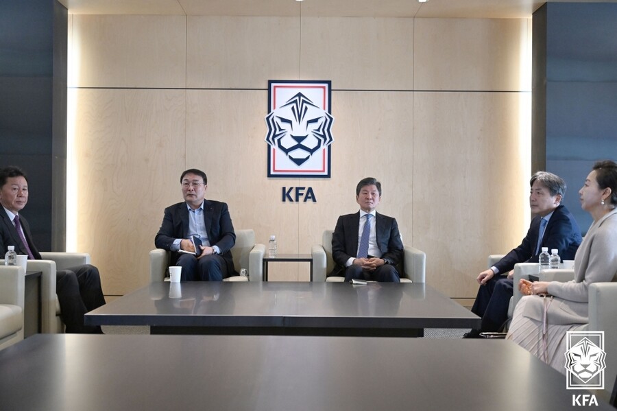 ▲ 4년 동안 쌓아 올렸고 월드컵에서 꽃 피웠던 모든 게 무너졌다. 위르겐 클린스만 감독 선임부터 아시안컵 졸전 실패, 올림픽 본선 진출 실패 대참사까지 이어지자 정몽규 회장을 향한 사티 압박이 거세다. 한국축구지도자협회에서 "낙후된 축구 저변은 돌보지 않고 오로지 대표팀 성적에만 몰두하는 현 집행부의 졸속 행정으로 한국 축구가 퇴보하고 있다. 정몽규 회장이 모든 사태 책임을 지고 즉각 물러나야 한다. 우연한 결과가 아닌 예고된 참사였다. 오래전부터 주먹구구식 감독 선임에 대한 경고를 쏟아냈지만, 정몽규 회장 및 집행부는 이런 우려를 묵살했다. 무사안일했던 결과는 우려했던 대로 한국 축구 역사상 유례없는 대참사가 됐다"라고 성명서를 냈다. 한 유튜브 채널에선 축구협회에서 일했던 직원의 폭로도 있었다. 현재에는 사라진 대한축구협회 기획실에서 일했던 최호영 씨는 "정몽준 회장이 협회를 이끌었을 땐 지금과 많이 달랐다. 지금 협회는 리더십 문제다. 과거엔 경험 많은 인물들이 조직을 이끌고 위기 상황을 대처했지만 지금은 신입 직원이 팀장이 되고, 경험 많은 직급에 있던 사람들이 팀원이 됐다. 좀 이상하게 바뀐 것 같다"라고 말했다  ⓒ대한축구협회