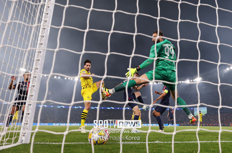 ▲ PSG를 상대로 결승골을 넣는 훔멜스