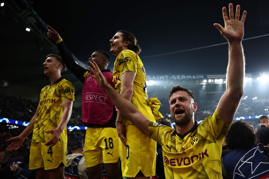 ▲ 고개를 떨구며 좌절한 파리 생제르맹(사진 위)과 결승 진출로 활력 폭발한 보루시아 도르트문트(사진 아래). ⓒ연합뉴스/AFP