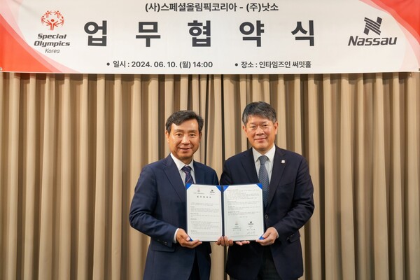 ‘발달장애인 스포츠 발전’을 위한 업무 협약식에서 스페셜올림픽코리아 이용훈 회장(오른쪽)과 낫소 주은형 회장이 기념 촬영을 하고 있다. ⓒ스페셜올림픽코리아