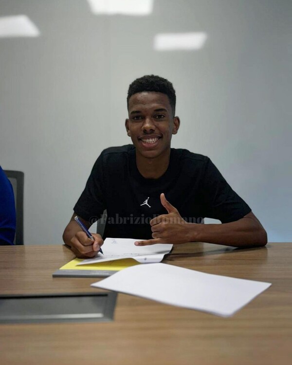 ▲ O Chelsea contratou um dos maiores nomes de todos os tempos do Brasil, 'Mesinho', Esteban Willian.  Segundo a emissora pública britânica BBC, Esteban é o jogador de futebol brasileiro mais jovem a assinar contrato com a Nike, superando Neymar, de 13 anos, e Rodrigo, de 11 anos.  Atual líder da equipe "O melhor talento que surgiu no futebol brasileiro desde Neymar"ele disse mostrando a língua.