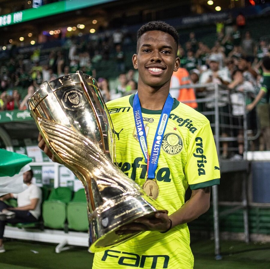 ▲ O Chelsea contratou um dos maiores nomes do Brasil de todos os tempos, 'Mesinho' Esteban Willian.  Segundo a emissora pública britânica BBC, Esteban é o jogador de futebol brasileiro mais jovem a assinar contrato com a Nike, superando Neymar, de 13 anos, e Rodrigo, de 11 anos.  Atual líder da equipe "O melhor talento que surgiu no futebol brasileiro desde Neymar"ele disse mostrando a língua.