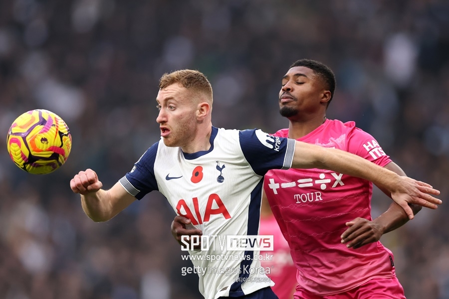 ▲ 엔제 포스테코글루 토트넘 감독은 자신의 말을 뒤집고 손흥민을 풀타임 출전시켰다. 경기를 앞두고 진행된 기자회견에선 손흥민의 출전 시간을 조금씩 늘려가겠다며 부상 방지를 위해 관리하겠다는 뜻을 전했다. 한국 대표팀을 향해서도 손흥민 관리에 협력하자고 메시지를 보냈다. 그런데 정작 승격팀 입스위치 타운을 상대로 손흥민을 교체 없이 풀타임 사용했다. 그럼에도 승리를 챙기지 못했다. 경기가 끝나자 토트넘 홈팬들은 거센 야유로 불만을 드러냈다.