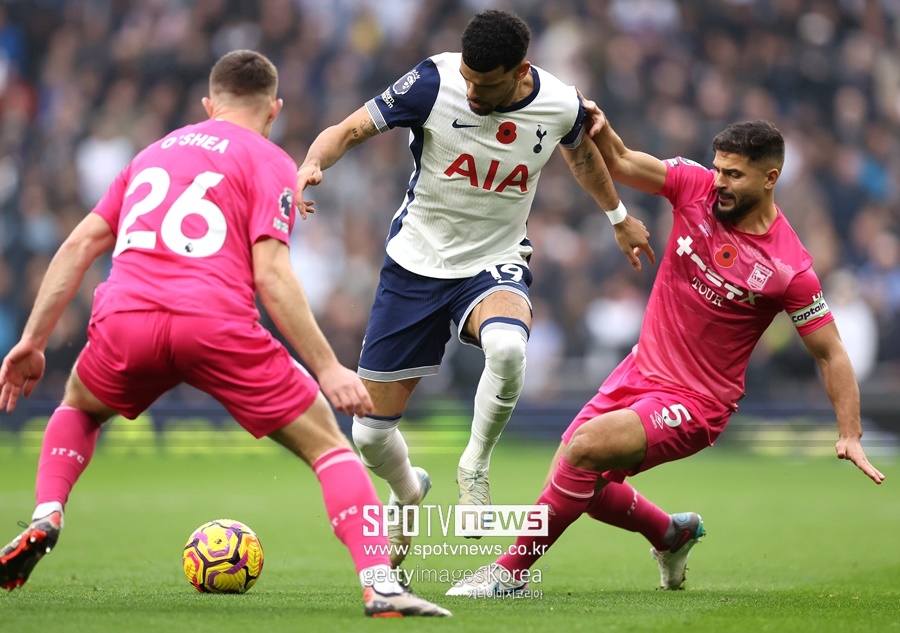 ▲ 엔제 포스테코글루 토트넘 감독은 자신의 말을 뒤집고 손흥민을 풀타임 출전시켰다. 경기를 앞두고 진행된 기자회견에선 손흥민의 출전 시간을 조금씩 늘려가겠다며 부상 방지를 위해 관리하겠다는 뜻을 전했다. 한국 대표팀을 향해서도 손흥민 관리에 협력하자고 메시지를 보냈다. 그런데 정작 승격팀 입스위치 타운을 상대로 손흥민을 교체 없이 풀타임 사용했다. 그럼에도 승리를 챙기지 못했다. 경기가 끝나자 토트넘 홈팬들은 거센 야유로 불만을 드러냈다.