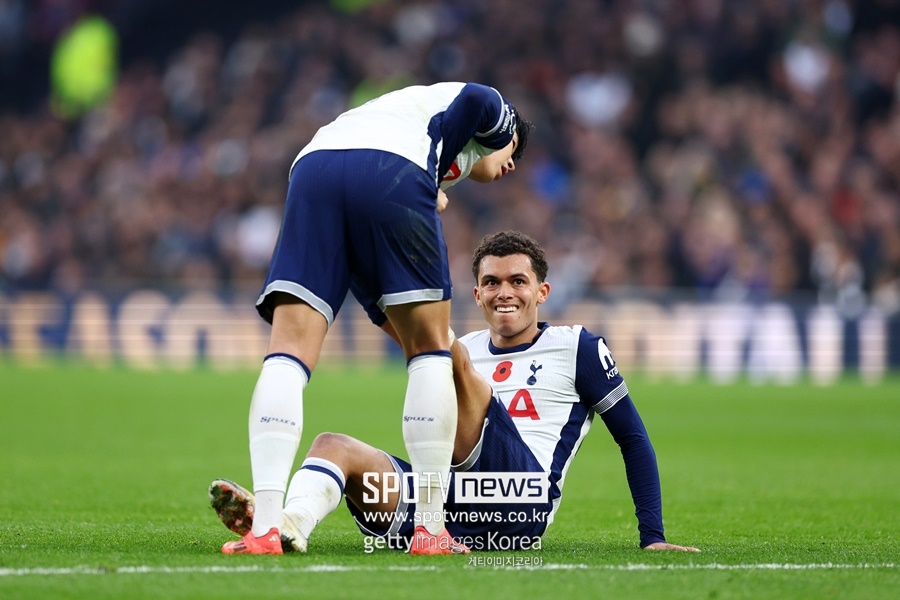 ▲ 엔제 포스테코글루 토트넘 감독은 자신의 말을 뒤집고 손흥민을 풀타임 출전시켰다. 경기를 앞두고 진행된 기자회견에선 손흥민의 출전 시간을 조금씩 늘려가겠다며 부상 방지를 위해 관리하겠다는 뜻을 전했다. 한국 대표팀을 향해서도 손흥민 관리에 협력하자고 메시지를 보냈다. 그런데 정작 승격팀 입스위치 타운을 상대로 손흥민을 교체 없이 풀타임 사용했다. 그럼에도 승리를 챙기지 못했다. 경기가 끝나자 토트넘 홈팬들은 거센 야유로 불만을 드러냈다.