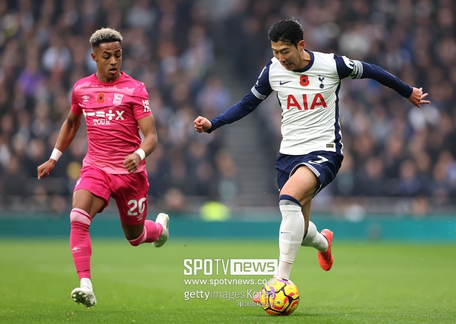 ▲ 엔제 포스테코글루 토트넘 감독은 자신의 말을 뒤집고 손흥민을 풀타임 출전시켰다. 경기를 앞두고 진행된 기자회견에선 손흥민의 출전 시간을 조금씩 늘려가겠다며 부상 방지를 위해 관리하겠다는 뜻을 전했다. 한국 대표팀을 향해서도 손흥민 관리에 협력하자고 메시지를 보냈다. 그런데 정작 승격팀 입스위치 타운을 상대로 손흥민을 교체 없이 풀타임 사용했다. 그럼에도 승리를 챙기지 못했다. 경기가 끝나자 토트넘 홈팬들은 거센 야유로 불만을 드러냈다.