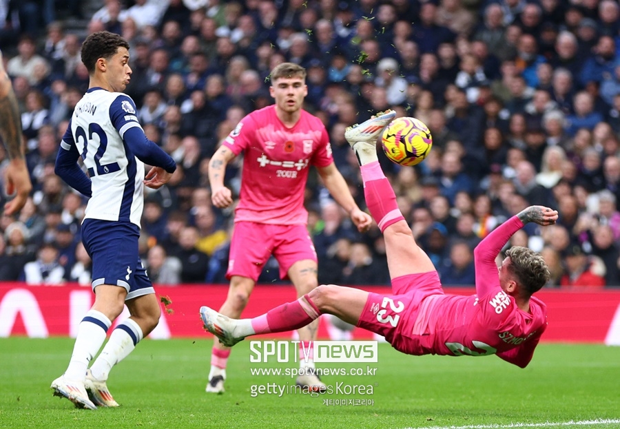 ▲ 엔제 포스테코글루 토트넘 감독은 자신의 말을 뒤집고 손흥민을 풀타임 출전시켰다. 경기를 앞두고 진행된 기자회견에선 손흥민의 출전 시간을 조금씩 늘려가겠다며 부상 방지를 위해 관리하겠다는 뜻을 전했다. 한국 대표팀을 향해서도 손흥민 관리에 협력하자고 메시지를 보냈다. 그런데 정작 승격팀 입스위치 타운을 상대로 손흥민을 교체 없이 풀타임 사용했다. 그럼에도 승리를 챙기지 못했다. 경기가 끝나자 토트넘 홈팬들은 거센 야유로 불만을 드러냈다.