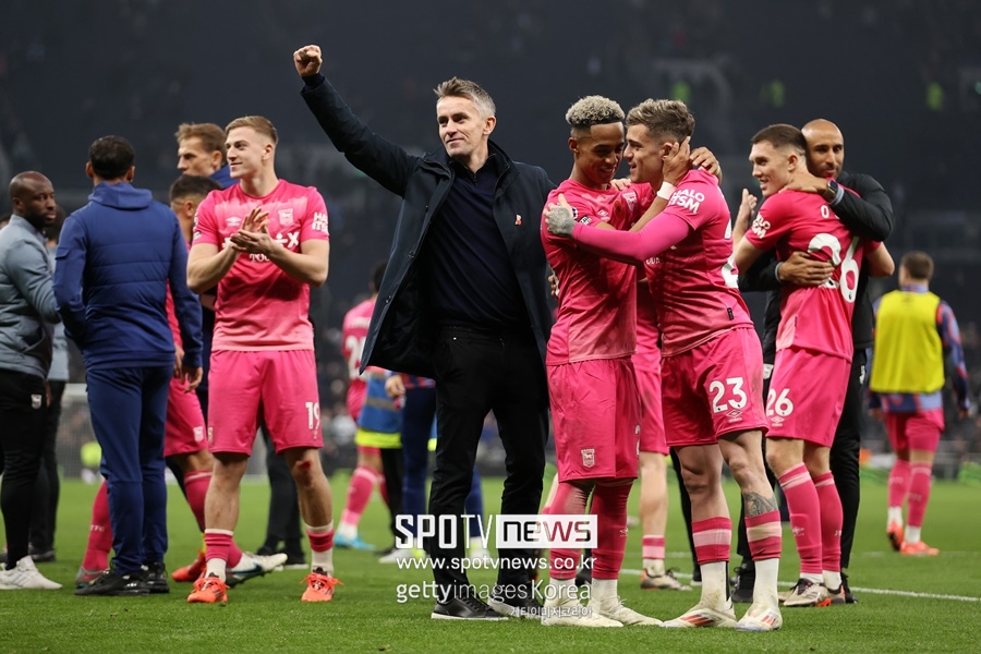 ▲ 엔제 포스테코글루 토트넘 감독은 자신의 말을 뒤집고 손흥민을 풀타임 출전시켰다. 경기를 앞두고 진행된 기자회견에선 손흥민의 출전 시간을 조금씩 늘려가겠다며 부상 방지를 위해 관리하겠다는 뜻을 전했다. 한국 대표팀을 향해서도 손흥민 관리에 협력하자고 메시지를 보냈다. 그런데 정작 승격팀 입스위치 타운을 상대로 손흥민을 교체 없이 풀타임 사용했다. 그럼에도 승리를 챙기지 못했다. 경기가 끝나자 토트넘 홈팬들은 거센 야유로 불만을 드러냈다.