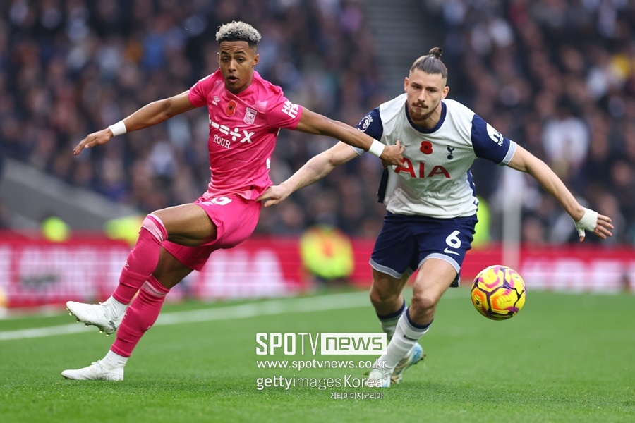 ▲ 엔제 포스테코글루 토트넘 감독은 자신의 말을 뒤집고 손흥민을 풀타임 출전시켰다. 경기를 앞두고 진행된 기자회견에선 손흥민의 출전 시간을 조금씩 늘려가겠다며 부상 방지를 위해 관리하겠다는 뜻을 전했다. 한국 대표팀을 향해서도 손흥민 관리에 협력하자고 메시지를 보냈다. 그런데 정작 승격팀 입스위치 타운을 상대로 손흥민을 교체 없이 풀타임 사용했다. 그럼에도 승리를 챙기지 못했다. 경기가 끝나자 토트넘 홈팬들은 거센 야유로 불만을 드러냈다.