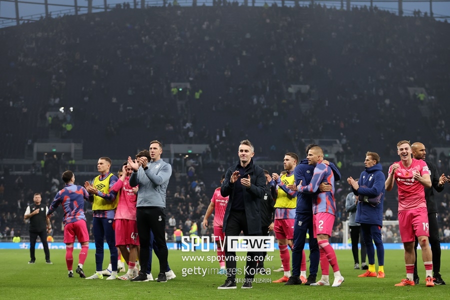 ▲ 엔제 포스테코글루 토트넘 감독은 자신의 말을 뒤집고 손흥민을 풀타임 출전시켰다. 경기를 앞두고 진행된 기자회견에선 손흥민의 출전 시간을 조금씩 늘려가겠다며 부상 방지를 위해 관리하겠다는 뜻을 전했다. 한국 대표팀을 향해서도 손흥민 관리에 협력하자고 메시지를 보냈다. 그런데 정작 승격팀 입스위치 타운을 상대로 손흥민을 교체 없이 풀타임 사용했다. 그럼에도 승리를 챙기지 못했다. 경기가 끝나자 토트넘 홈팬들은 거센 야유로 불만을 드러냈다.