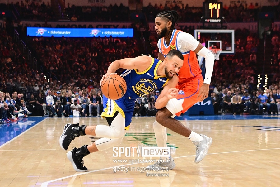 ▲ 커리(오른쪽)가 리그 최강의 수비를 자랑하는 오클라호마시티 선더를 맞아 올 시즌 가장 많은 3점슛을 넣었다.