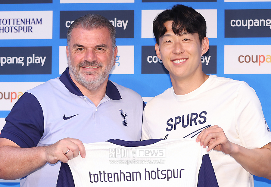 ▲ 토트넘 엔제 포스테코글루 감독은 자신의 말을 뒤집고 이날 손흥민을 풀타임 출전시켰다. 경기를 앞두고 진행된 기자회견에선 분명히 손흥민의 출전 시간을 조금씩 늘려가겠다며 부상 방지를 위해 관리하겠다는 뜻을 전했다. 한국 대표팀을 향해서도 손흥민 관리에 협력하자는 메시지를 보냈다. 그런데 정작 승격팀 입스위치 타운을 상대로 손흥민을 교체 없이 풀타임 사용했다. 그럼에도 승리를 챙기지 못했다. 경기가 끝나자 토트넘 홈팬들은 거센 야유로 불만을 드러냈다. 토트넘은 프리미어리그 10위까지 순위까 떨어졌다. 상위권 팀들과 격차가 점점 멀어지고 있다. ⓒ곽혜미 기자