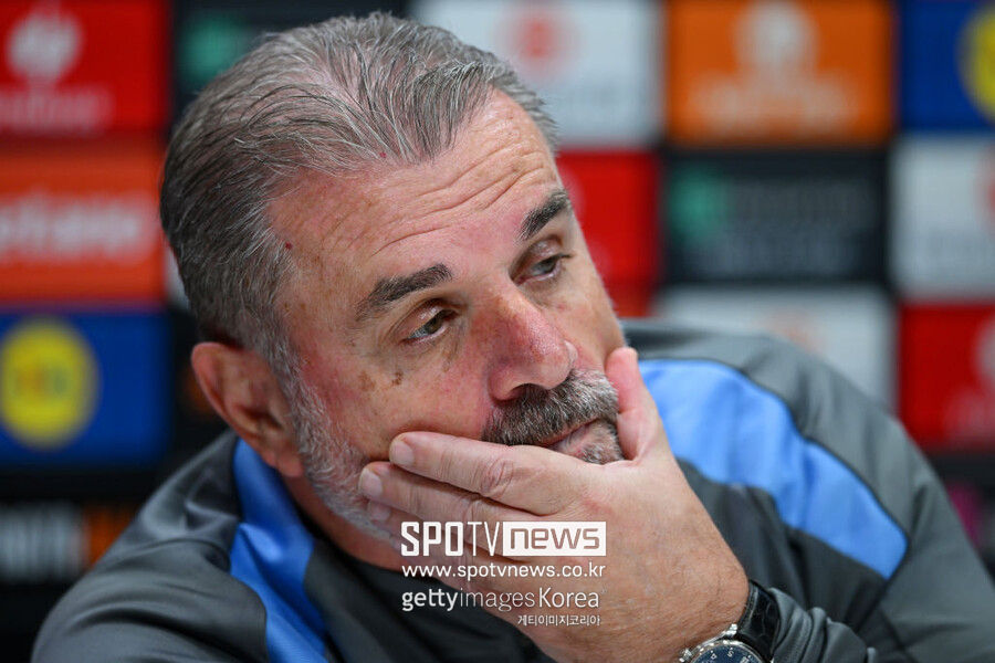 ▲ 토트넘 엔제 포스테코글루 감독은 자신의 말을 뒤집고 이날 손흥민을 풀타임 출전시켰다. 경기를 앞두고 진행된 기자회견에선 분명히 손흥민의 출전 시간을 조금씩 늘려가겠다며 부상 방지를 위해 관리하겠다는 뜻을 전했다. 한국 대표팀을 향해서도 손흥민 관리에 협력하자는 메시지를 보냈다. 그런데 정작 승격팀 입스위치 타운을 상대로 손흥민을 교체 없이 풀타임 사용했다. 그럼에도 승리를 챙기지 못했다. 경기가 끝나자 토트넘 홈팬들은 거센 야유로 불만을 드러냈다. 토트넘은 프리미어리그 10위까지 순위까 떨어졌다. 상위권 팀들과 격차가 점점 멀어지고 있다.