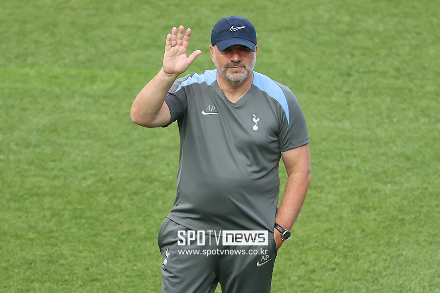 ▲ 토트넘 엔제 포스테코글루 감독은 자신의 말을 뒤집고 이날 손흥민을 풀타임 출전시켰다. 경기를 앞두고 진행된 기자회견에선 분명히 손흥민의 출전 시간을 조금씩 늘려가겠다며 부상 방지를 위해 관리하겠다는 뜻을 전했다. 한국 대표팀을 향해서도 손흥민 관리에 협력하자는 메시지를 보냈다. 그런데 정작 승격팀 입스위치 타운을 상대로 손흥민을 교체 없이 풀타임 사용했다. 그럼에도 승리를 챙기지 못했다. 경기가 끝나자 토트넘 홈팬들은 거센 야유로 불만을 드러냈다. 토트넘은 프리미어리그 10위까지 순위까 떨어졌다. 상위권 팀들과 격차가 점점 멀어지고 있다. ⓒ곽혜미 기자