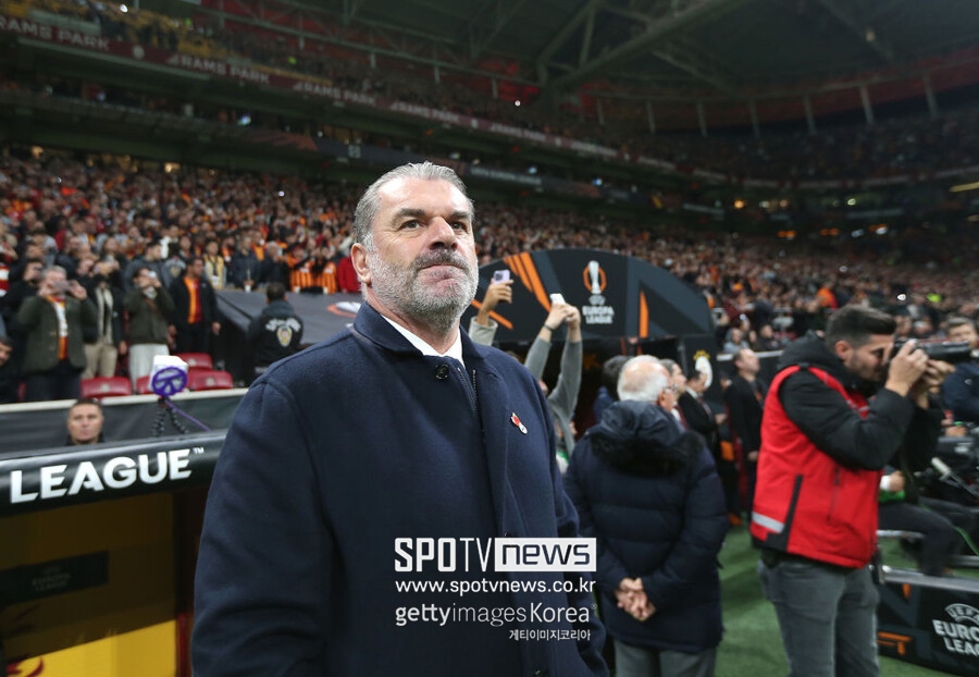 ▲ 토트넘 엔제 포스테코글루 감독은 자신의 말을 뒤집고 이날 손흥민을 풀타임 출전시켰다. 경기를 앞두고 진행된 기자회견에선 분명히 손흥민의 출전 시간을 조금씩 늘려가겠다며 부상 방지를 위해 관리하겠다는 뜻을 전했다. 한국 대표팀을 향해서도 손흥민 관리에 협력하자는 메시지를 보냈다. 그런데 정작 승격팀 입스위치 타운을 상대로 손흥민을 교체 없이 풀타임 사용했다. 그럼에도 승리를 챙기지 못했다. 경기가 끝나자 토트넘 홈팬들은 거센 야유로 불만을 드러냈다. 토트넘은 프리미어리그 10위까지 순위까 떨어졌다. 상위권 팀들과 격차가 점점 멀어지고 있다.