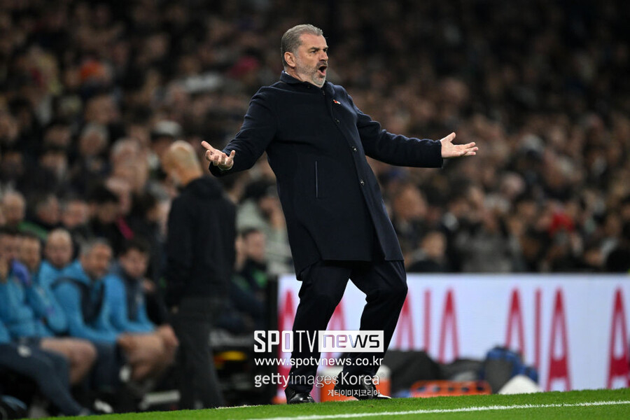 ▲ 토트넘 엔제 포스테코글루 감독은 자신의 말을 뒤집고 이날 손흥민을 풀타임 출전시켰다. 경기를 앞두고 진행된 기자회견에선 분명히 손흥민의 출전 시간을 조금씩 늘려가겠다며 부상 방지를 위해 관리하겠다는 뜻을 전했다. 한국 대표팀을 향해서도 손흥민 관리에 협력하자는 메시지를 보냈다. 그런데 정작 승격팀 입스위치 타운을 상대로 손흥민을 교체 없이 풀타임 사용했다. 그럼에도 승리를 챙기지 못했다. 경기가 끝나자 토트넘 홈팬들은 거센 야유로 불만을 드러냈다. 토트넘은 프리미어리그 10위까지 순위까 떨어졌다. 상위권 팀들과 격차가 점점 멀어지고 있다.