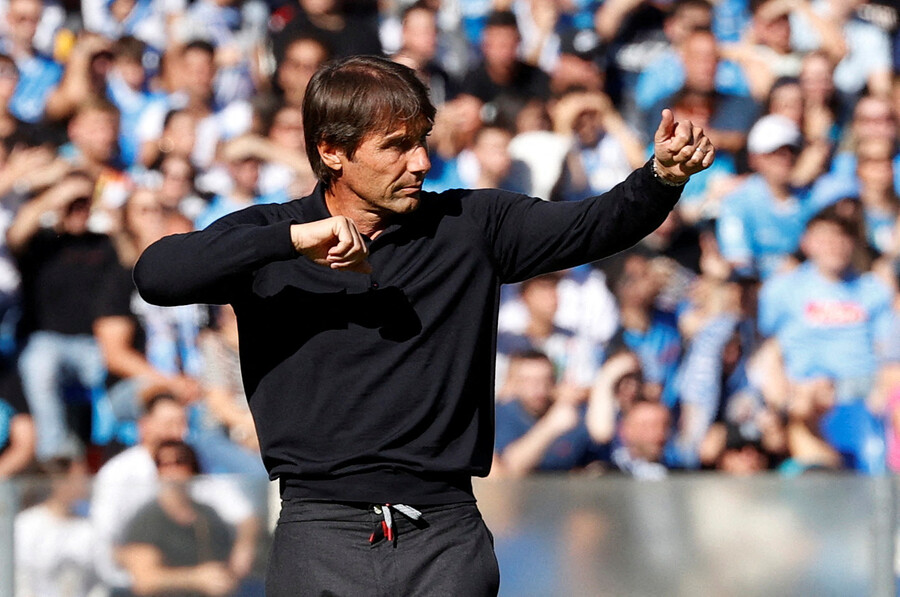 ▲ 나폴리는 안토니오 콘테 감독 체제에서 두 시즌 만에 다시 리그 1위를 달리는 중이다. 짠물 수비에 효율적 공격을 보여주고 있다는 평가다. ⓒ연합뉴스/REUTERS/AP