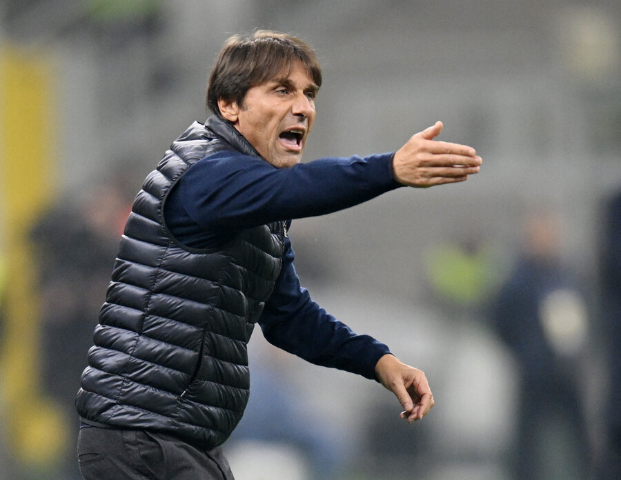 ▲ 나폴리는 안토니오 콘테 감독 체제에서 두 시즌 만에 다시 리그 1위를 달리는 중이다. 짠물 수비에 효율적 공격을 보여주고 있다는 평가다. ⓒ연합뉴스/REUTERS/AP