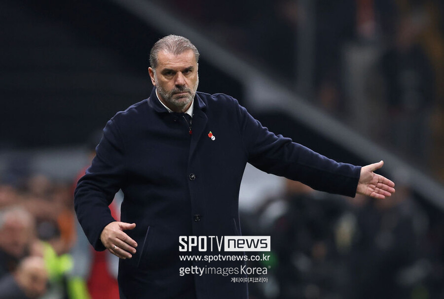 ▲ 토트넘은 11일 오전(이하 한국시간) 영국 런던 토트넘 홋스퍼 스타디움에서 열린 입스위치 타운과 2024-25시즌 잉글랜드 프리미어리그 11라운드 홈 경기에서 1-2로 패배했다. 토트넘으로선 예상치 못한 충격적인 패배였다. 토트넘 팬들이 경기 후 야유를 퍼부을 정도로 분위기가 좋지 않았다. 이날 패배로 토트넘은 프리미어리그 10위까지 떨어졌다. 토트넘은 슈팅 수 17개-8개, 공 점유율 67%-33% 등으로 시종일관 경기를 지배했음에도 안방에서 승격팀 입스위치의 시즌 첫 승 제물이 됐다. 2001-02시즌 이후 3부 리그까지 떨어졌다가 22년 만에 1부로 복귀한 입스위치는 10라운드까지 5무 5패로 단 1승도 거두지 못하고 있었다. 영국 매체 'BBC'에 따르면 입스위치가 프리미어리그에서 승리를 거둔 것은 2002년 4월 미들즈브러와 홈 경기에서 1-0으로 이긴 후 처음이다.