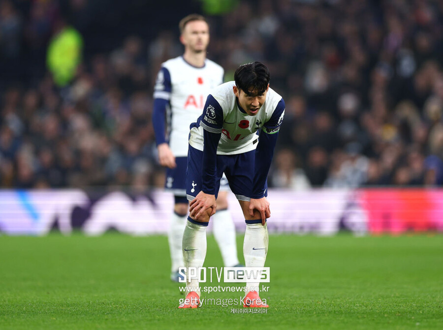 ▲ 토트넘은 11일 오전(이하 한국시간) 영국 런던 토트넘 홋스퍼 스타디움에서 열린 입스위치 타운과 2024-25시즌 잉글랜드 프리미어리그 11라운드 홈 경기에서 1-2로 패배했다. 토트넘으로선 예상치 못한 충격적인 패배였다. 토트넘 팬들이 경기 후 야유를 퍼부을 정도로 분위기가 좋지 않았다. 이날 패배로 토트넘은 프리미어리그 10위까지 떨어졌다. 토트넘은 슈팅 수 17개-8개, 공 점유율 67%-33% 등으로 시종일관 경기를 지배했음에도 안방에서 승격팀 입스위치의 시즌 첫 승 제물이 됐다. 2001-02시즌 이후 3부 리그까지 떨어졌다가 22년 만에 1부로 복귀한 입스위치는 10라운드까지 5무 5패로 단 1승도 거두지 못하고 있었다. 영국 매체 'BBC'에 따르면 입스위치가 프리미어리그에서 승리를 거둔 것은 2002년 4월 미들즈브러와 홈 경기에서 1-0으로 이긴 후 처음이다.