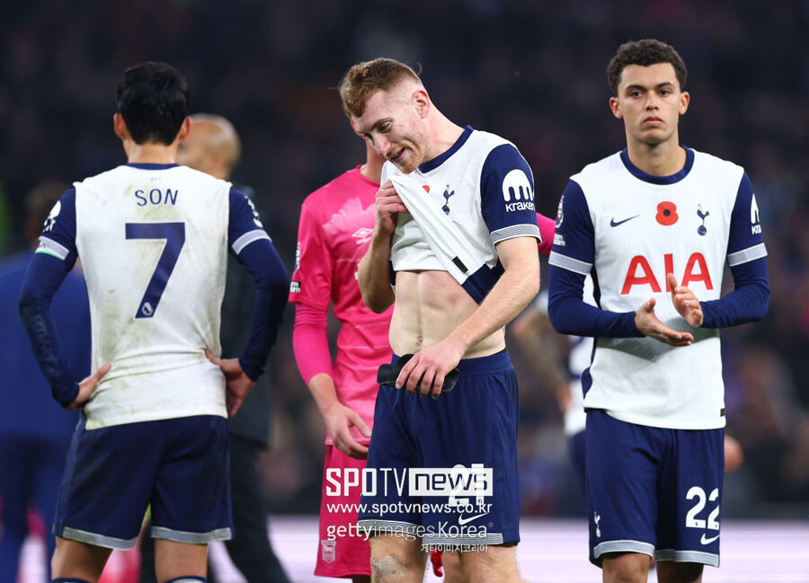 ▲ 토트넘은 11일 오전(이하 한국시간) 영국 런던 토트넘 홋스퍼 스타디움에서 열린 입스위치 타운과 2024-25시즌 잉글랜드 프리미어리그 11라운드 홈 경기에서 1-2로 패배했다. 토트넘으로선 예상치 못한 충격적인 패배였다. 토트넘 팬들이 경기 후 야유를 퍼부을 정도로 분위기가 좋지 않았다. 이날 패배로 토트넘은 프리미어리그 10위까지 떨어졌다. 토트넘은 슈팅 수 17개-8개, 공 점유율 67%-33% 등으로 시종일관 경기를 지배했음에도 안방에서 승격팀 입스위치의 시즌 첫 승 제물이 됐다. 2001-02시즌 이후 3부 리그까지 떨어졌다가 22년 만에 1부로 복귀한 입스위치는 10라운드까지 5무 5패로 단 1승도 거두지 못하고 있었다. 영국 매체 'BBC'에 따르면 입스위치가 프리미어리그에서 승리를 거둔 것은 2002년 4월 미들즈브러와 홈 경기에서 1-0으로 이긴 후 처음이다.