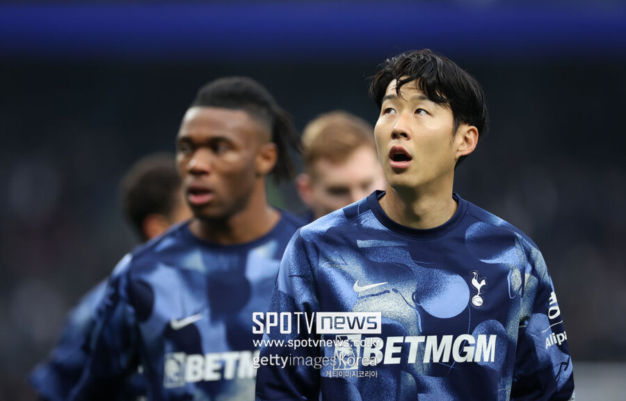 ▲ 토트넘은 11일 오전(이하 한국시간) 영국 런던 토트넘 홋스퍼 스타디움에서 열린 입스위치 타운과 2024-25시즌 잉글랜드 프리미어리그 11라운드 홈 경기에서 1-2로 패배했다. 토트넘으로선 예상치 못한 충격적인 패배였다. 토트넘 팬들이 경기 후 야유를 퍼부을 정도로 분위기가 좋지 않았다. 이날 패배로 토트넘은 프리미어리그 10위까지 떨어졌다. 손흥민은 "매우 실망스럽다. 우리가 골을 넣기 전에 몇 번의 기회가 있었다. 절대 일어나선 안 되는 부주의한 골을 내줬다"며 "정말 매우 실망스럽다. 이건 단순히 실망을 넘어서 경기력 등 모든 면에서 아쉬움이 크다"고 말했다.