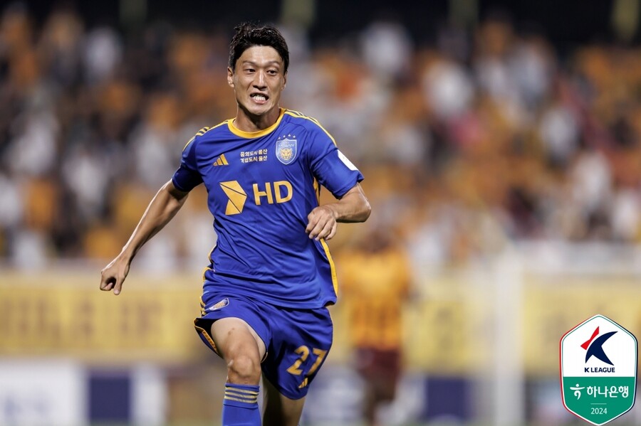 ▲ 이청용은 박주영처럼 FC서울에서 뛰다가 유럽에 진출했고 K리그로 복귀해 울산 HD 소속으로 뛰고 있다. 울산 유니폼을 입고 서울에서 은퇴 경기를 치를 수 있을까에 대한 질문에는 "그런 생각이나 기대는 없다"라며 박주영만 누릴 수 있는 특권이라는 뜻을 밝혔다.  ⓒ한국프로축구연맹