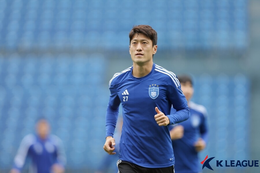 ▲ 이청용은 박주영처럼 FC서울에서 뛰다가 유럽에 진출했고 K리그로 복귀해 울산 HD 소속으로 뛰고 있다. 울산 유니폼을 입고 서울에서 은퇴 경기를 치를 수 있을까에 대한 질문에는 "그런 생각이나 기대는 없다"라며 박주영만 누릴 수 있는 특권이라는 뜻을 밝혔다.  ⓒ한국프로축구연맹