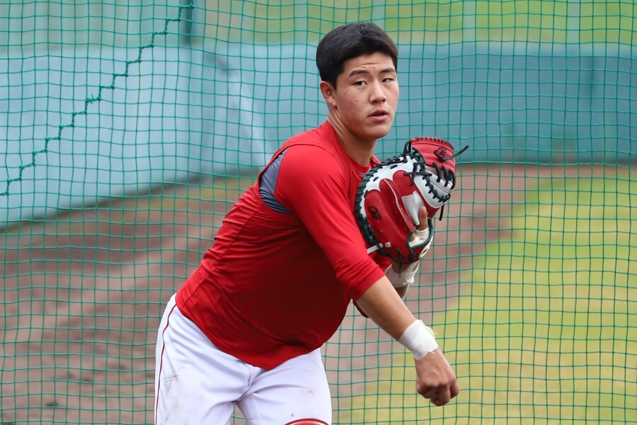 ▲ 뛰어난 기본기와 당당한 성격으로 SSG 가고시마 캠프를 놀라게 한 고졸 신인 포수 이율예 ⓒSSG랜더스