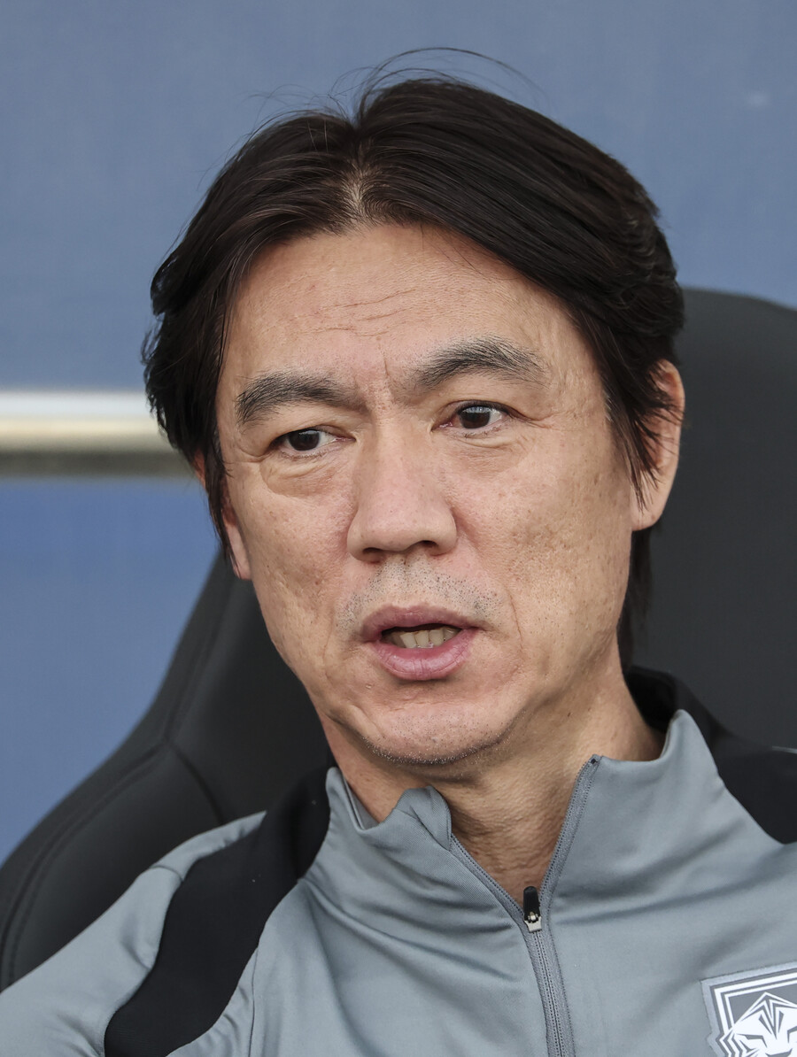 ▲  11회 연속 월드컵 본선 진출에 도전하는 한국 축구대표팀의 홍명보 감독이 11일 오후(현지시간) 쿠웨이트 압둘라 알 칼리파 스타디움에서 열린 팀 훈련에 앞서 취재진과 만나 대표팀 운영 방향에 대해 말하고 있다. 홍 감독과 국내파 선수들은 이날 16시간의 긴 비행 끝에 중동 2연전 중 첫 경기가 열리는 쿠웨이트에 도착해 담금질에 들어갔다. 주장 손흥민을 비롯한 해외파 선수들도 속속 쿠웨이트 현지에서 팀에 합류해 현지 적응에 들어간다. ⓒ연합뉴스