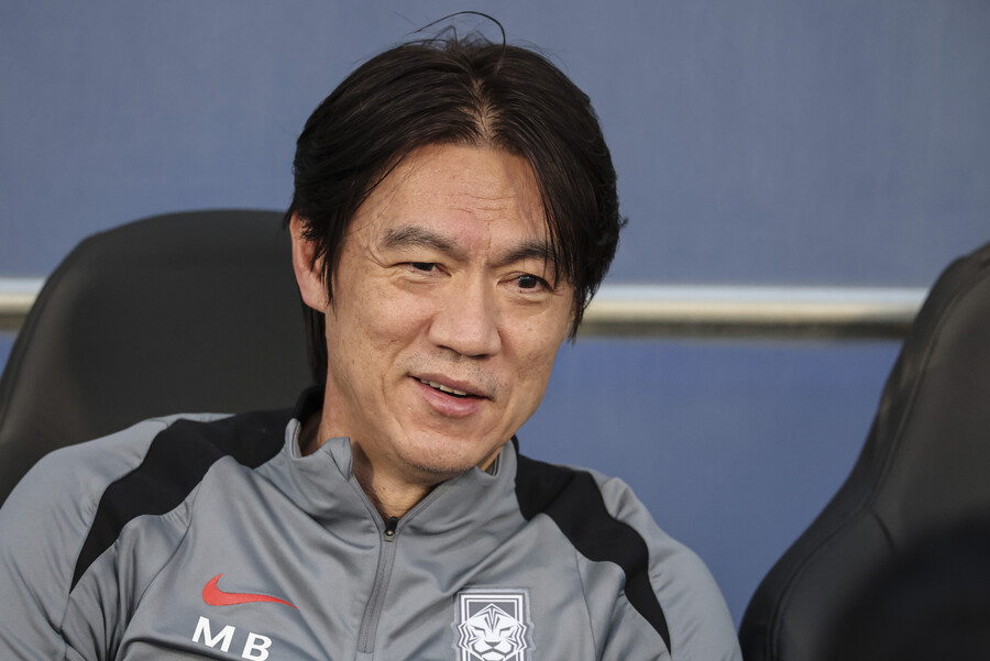 ▲  11회 연속 월드컵 본선 진출에 도전하는 한국 축구대표팀의 홍명보 감독이 11일 오후(현지시간) 쿠웨이트 압둘라 알 칼리파 스타디움에서 열린 팀 훈련에 앞서 취재진과 만나 대표팀 운영 방향에 대해 말하고 있다. 홍 감독과 국내파 선수들은 이날 16시간의 긴 비행 끝에 중동 2연전 중 첫 경기가 열리는 쿠웨이트에 도착해 담금질에 들어갔다. 주장 손흥민을 비롯한 해외파 선수들도 속속 쿠웨이트 현지에서 팀에 합류해 현지 적응에 들어간다.  ⓒ연합뉴스