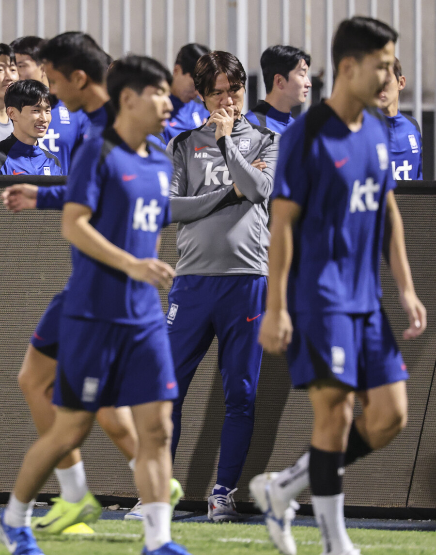 ▲ 11회 연속 월드컵 본선 진출에 도전하는 한국 축구대표팀의 (앞부터) 오세훈, 황인범, 김민재가 11일 오후(현지시간) 쿠웨이트 압둘라 알 칼리파 스타디움에서 열린 팀 훈련에서 경기장을 가볍게 걸으며 컨디션을 점검하고 있다. 대표팀의 홍명보 감독과 국내파 선수들은 이날 16시간의 긴 비행 끝에 중동 2연전 중 첫 경기가 열리는 쿠웨이트에 도착해 담금질에 들어갔다. 주장 손흥민을 비롯한 해외파 선수들도 속속 쿠웨이트 현지에서 팀에 합류해 현지 적응에 들어간다. ⓒ연합뉴스