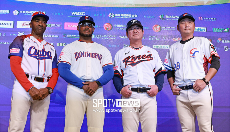 ▲ 왼쪽부터 쿠바 아르만도 욘슨 감독, 도미니카공화국 세사르 마틴 감독, 한국 류중일 감독, 대만 쩡하오주 감독 ⓒ 연합뉴스