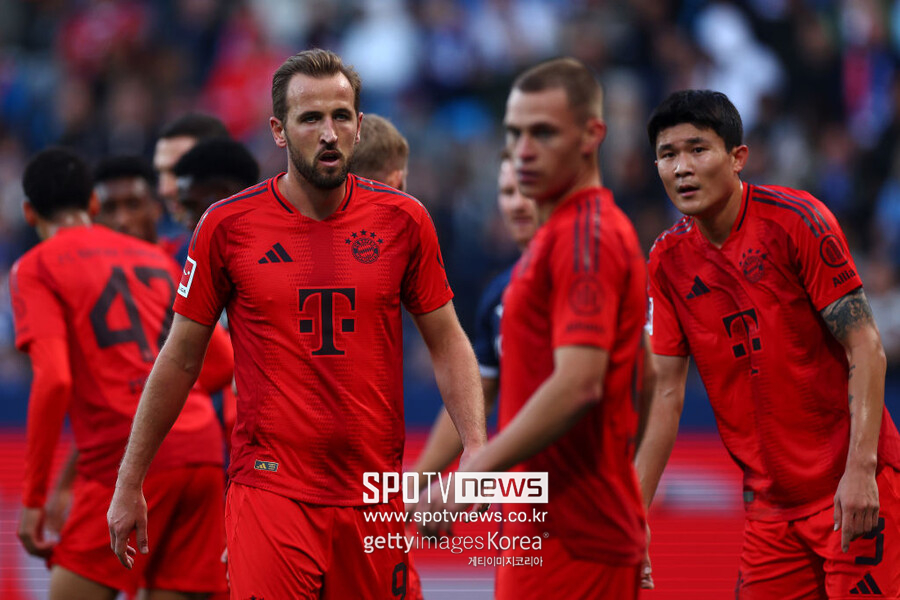 ▲ FIFA 산하의 국제스포츠연구소(CIES)는 11일(이하 한국시간) 사회관계망서비스(SNS)를 통해 올 시즌 최고의 경기력을 보이는 센터백 10인을 선정했다. CIES는 자체 지표로 경기력을 분석해 김민재에게 100점 만점에 91.1점을 매겼다. 이는 전 세계 센터백 중 최고 점수다. 잉글랜드 프리미어리그를 대표하는 강호 맨체스터 시티의 후방을 책임지는 후벵 디아스도 89.7점에 머물렀다. 프리미어리그 선두를 달리는 리버풀의 이브라히마 코나테, 버질 판데이크가 각각 89.5, 89.4점으로 3, 4위를 차지했다. 유럽축구연맹(UEFA) 챔피언스리그 디펜딩 챔피언 레알 마드리드의 에데르 밀리탕(89.0점)과 김민재와 짝을 이루는 다요 우파메카노(88.9점)가 5, 6위에 이름을 올렸다.