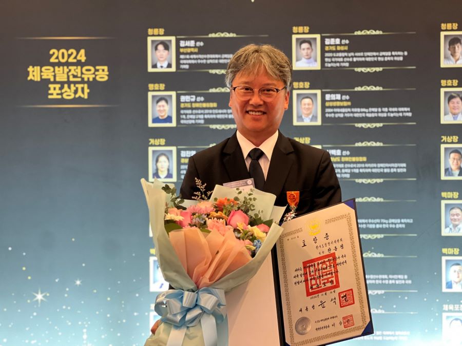 한통정 한국도핑방지위원회 홍보실장이 대한민국 체육발전에 기여한 공로로 체육포장을 수상했다. ⓒ한국도핑방지위원회