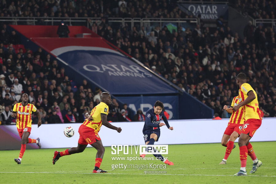 ▲ 이강인은 12일(이하 한국시간) 프랑스 매체 '레퀴프'가 발표한 2024-25시즌 리그앙 11라운드 베스트11 미드필더 포지션에 이름을 올렸다. 레퀴프에선 개막전 이후 첫 베스트11 선정이다. 이 매체는 이강인의 경기력을 두고 "파리 생제르맹의 핵심 공격 자원으로서 손색이 없다"고 평가하며, 프랑스 현지에서도 이강인의 퍼포먼스에 호평을 보냈다. 축구 통계 전문 매체 후스코어드닷컴도 12일 유럽 5대 리그의 이주의 베스트 11을 발표했다. 이강인은 해당 팀에서 오른쪽 날개 포지션을 차지하며 선정되었고, 팀 내에서도 두 번째로 높은 평점을 받았다. 파리 생제르맹은 10일 프랑스 앙제의 레이몽 코파 스타디움에서 열린 앙제와 2024-25시즌 리그1 11라운드 원정 경기서 4-2로 이겼다.