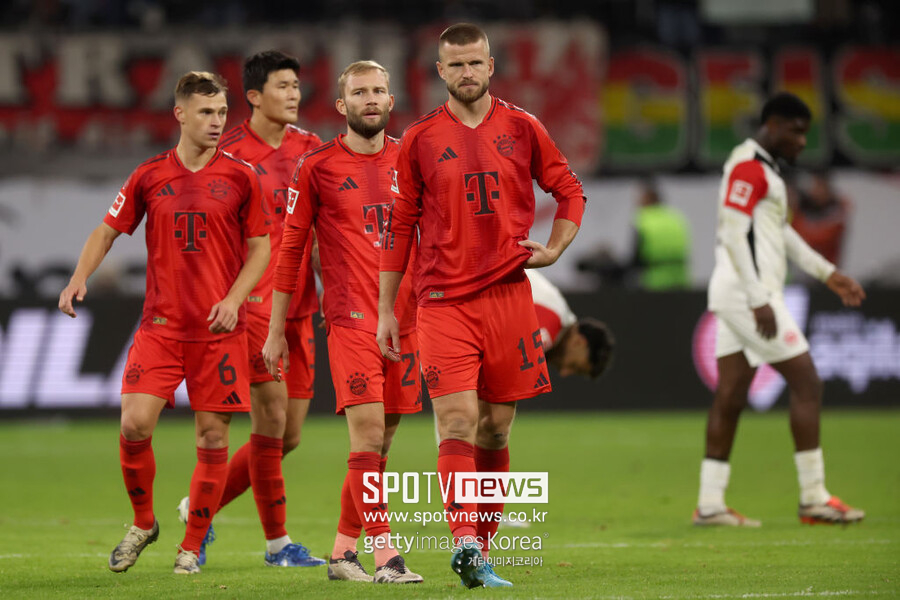 ▲ 영국 매체 'TBR 풋볼'은 12일(한국시간) "다이어가 바이에른 뮌헨과 계약을 끝내고 떠날 수 있다"라고 보도했다. 이어 "지난 겨울 이적 시장서 토마스 투헬 감독의 지지를 받은 다이어는 현재 뱅상 콤파니 감독 체제에서 입지가 좁다"라고 덧붙였다. 또한 "현재 브라이튼과 브렌트포드, 울버햄튼이 모두 다이어의 상황을 주시하고 있다"라며 "다이어는 바이에른 뮌헨과 새로운 계약을 맺을 수 있다는 희망이 있다"라고 전했다. 이 매체는 "바이에른 뮌헨은 다이어의 프로 정신에 만족하고, 대화에 열려있다. 그러나 출전 시간 증가에 대한 보장은 없을 것이다"라고 밝혔다.