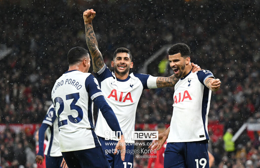 ▲ 영국 매체 '스퍼스 웹'은 12일(한국시간) "레알 마드리드는 로메로 영입에 적극적으로 나서고 있다"라며 "지난여름 레알 마드리드가 영입 제안을 건넸지만 토트넘이 이 제안을 받아들이지 않았다"라고 보도했다. 이어 "토트넘은 로메로를 지키기 위해 필사적이다. 오는 1월이나 내년 여름 이적 제안은 모두 거절할 것이다"라고 덧붙였다. 또한 "토트넘은 수비 옵션을 더 보강하려고 한다. 핵심 선수를 떠나보내면서 전력이 약해지는 걸 원하지 않는다"라고 전했다.