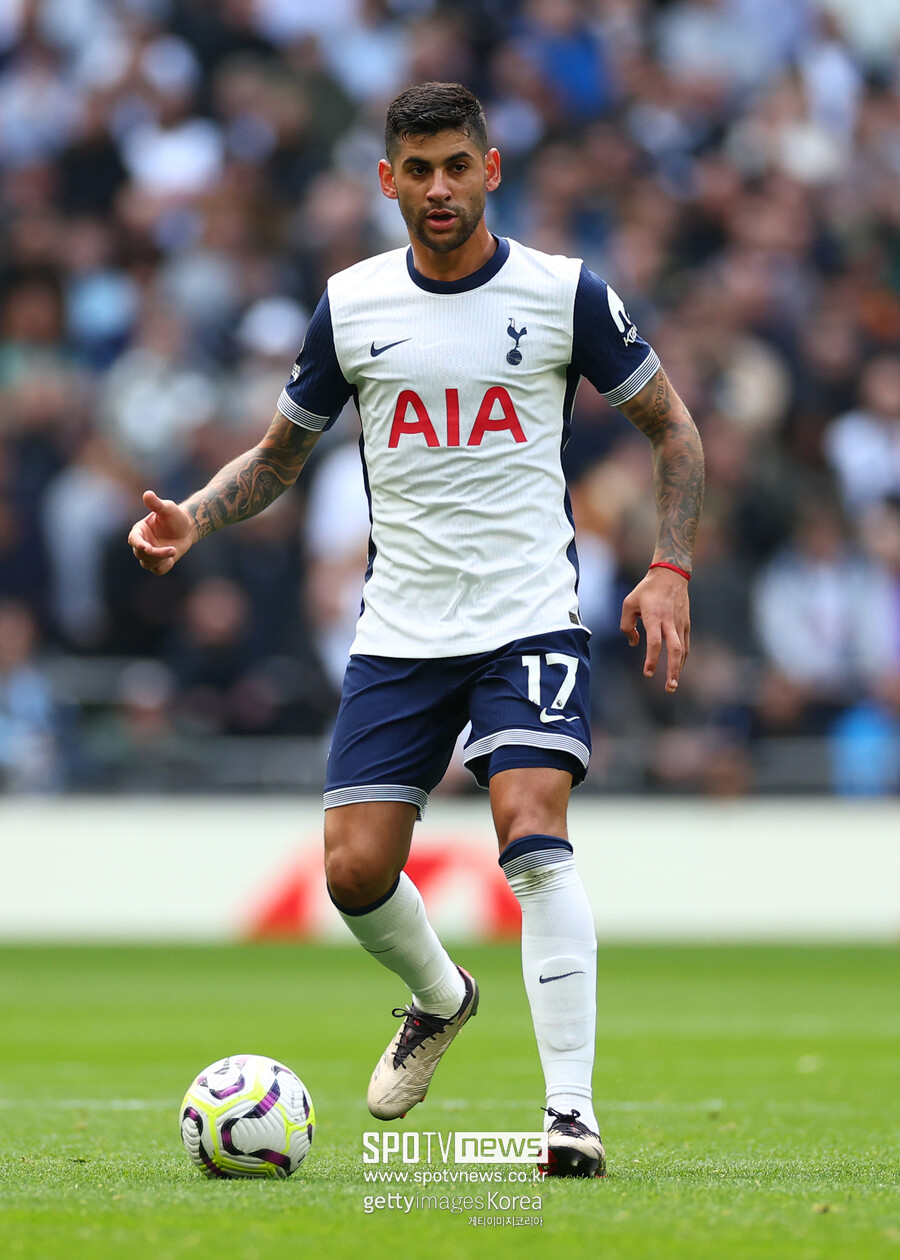 ▲ 영국 매체 '스퍼스 웹'은 12일(한국시간) "레알 마드리드는 로메로 영입에 적극적으로 나서고 있다"라며 "지난여름 레알 마드리드가 영입 제안을 건넸지만 토트넘이 이 제안을 받아들이지 않았다"라고 보도했다. 이어 "토트넘은 로메로를 지키기 위해 필사적이다. 오는 1월이나 내년 여름 이적 제안은 모두 거절할 것이다"라고 덧붙였다. 또한 "토트넘은 수비 옵션을 더 보강하려고 한다. 핵심 선수를 떠나보내면서 전력이 약해지는 걸 원하지 않는다"라고 전했다.