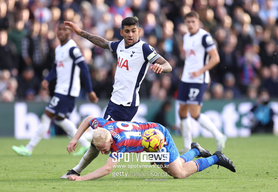 ▲ 영국 매체 '스퍼스 웹'은 12일(한국시간) "레알 마드리드는 로메로 영입에 적극적으로 나서고 있다"라며 "지난여름 레알 마드리드가 영입 제안을 건넸지만 토트넘이 이 제안을 받아들이지 않았다"라고 보도했다. 이어 "토트넘은 로메로를 지키기 위해 필사적이다. 오는 1월이나 내년 여름 이적 제안은 모두 거절할 것이다"라고 덧붙였다. 또한 "토트넘은 수비 옵션을 더 보강하려고 한다. 핵심 선수를 떠나보내면서 전력이 약해지는 걸 원하지 않는다"라고 전했다.